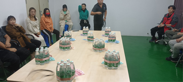 這家公司真土豪，套圈竟用現(xiàn)金當禮品！